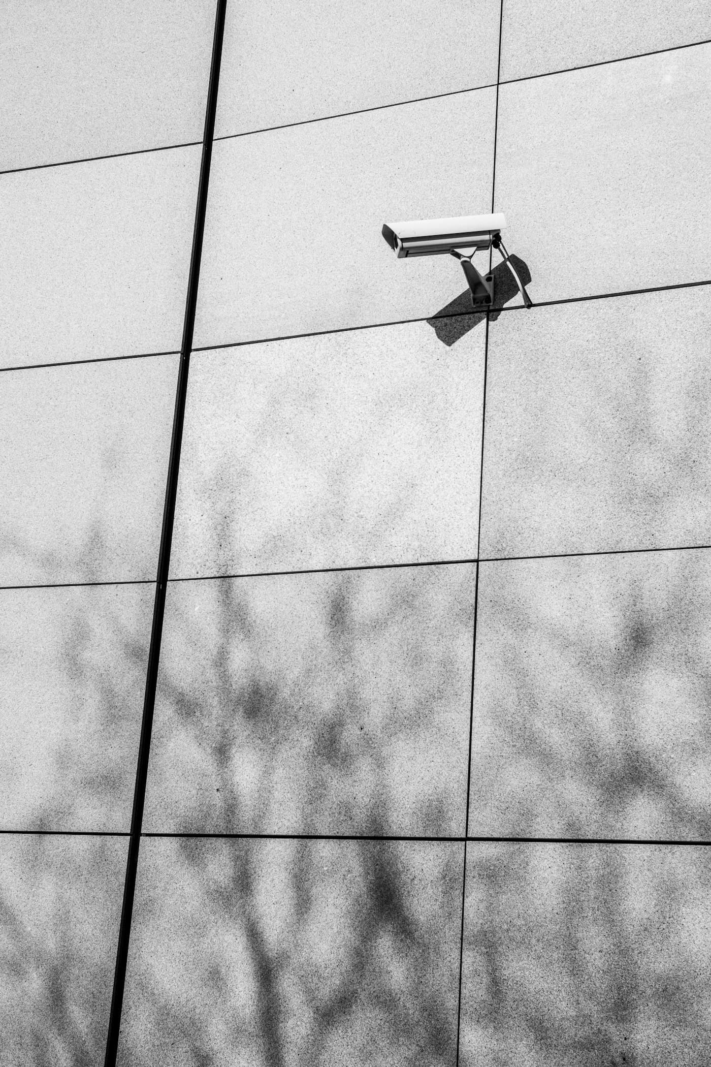 Cámara de videovigilancia en fachada de un edificio moderno
