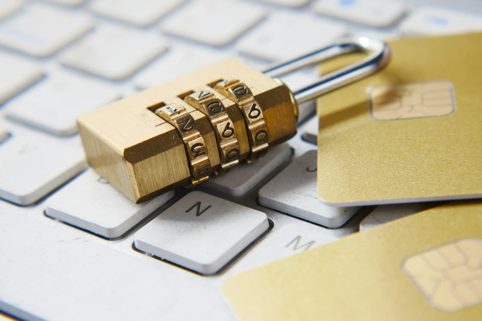 Candado de seguridad sobre un teclado, protección de datos