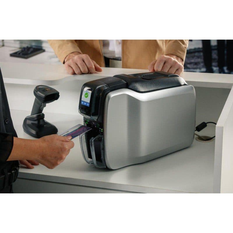 impresora de Tarjetas Zebra ZC300 - 300 dpi - 1 Cara - 900 Tarjetas/Hora - Ethernet - USB - (Incluye CardStudio Standard 2.0, Ribbon YMCKO (200 imágenes) 200 Tarjetas PVC) marca Zebra - Impresoras Etiquetadoras